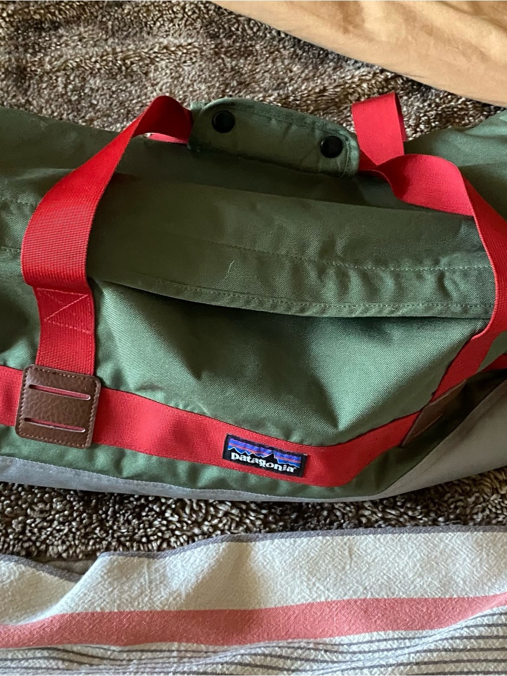 Patagonia Arbor 60L Duffel Bag Green w/ Red Straps - Great Cond - Picture 6 of 6